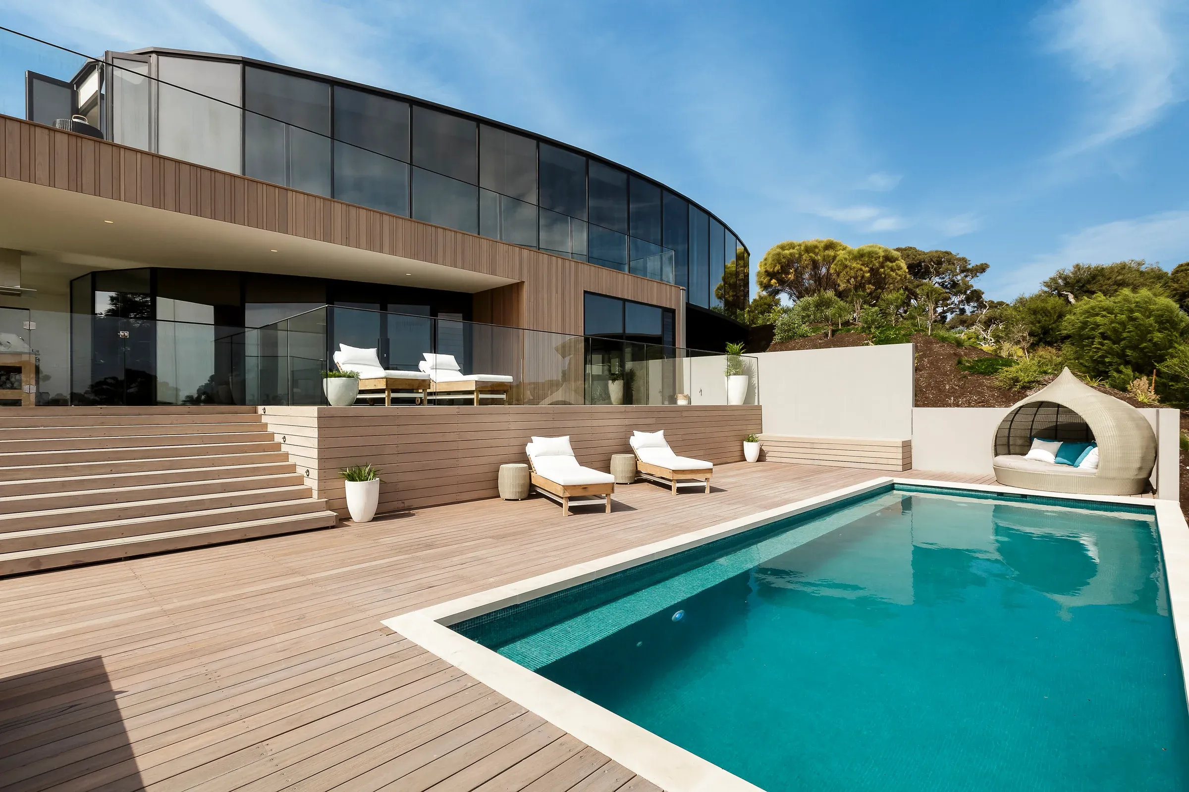 Modernes Haus mit Terrasse, Treppe und Pool im Garten